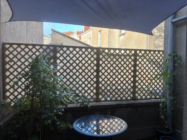 Pose d'un claustra sur un balcon
